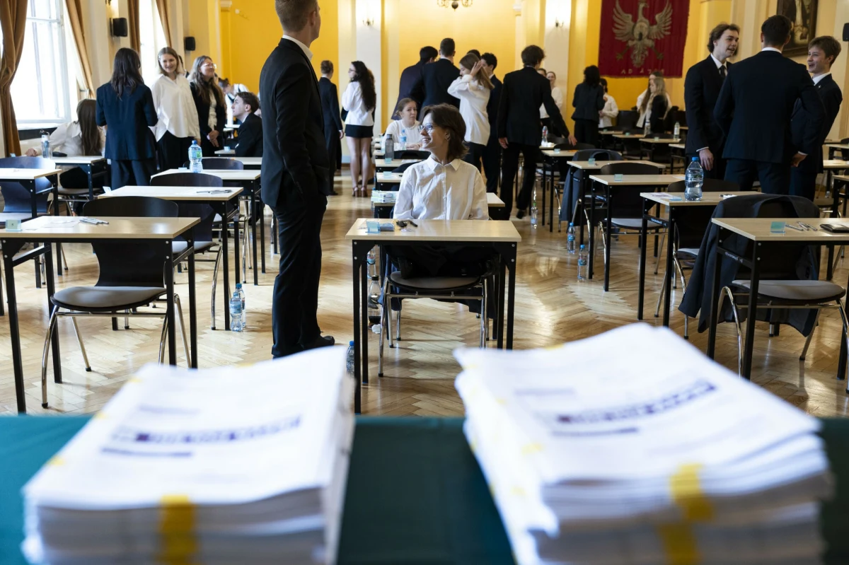 System sprawdzania i oceny matur w latach 2021–2024 nie działał tak, jak powinien, przez co oceny z tych egzaminów nie zawsze były obiektywne i sprawiedliwe - oceniła Najwyższa Izba Kontroli, o czym poinformowano we wtorek. Co piąty egzaminator się mylił, co czwarta matura oceniona nieprawidłowo. "Zawiódł system szkolenia egzaminatorów, który nie przygotował ich odpowiednio do rzetelnego sprawdzania prac " - podano w komunikacie.