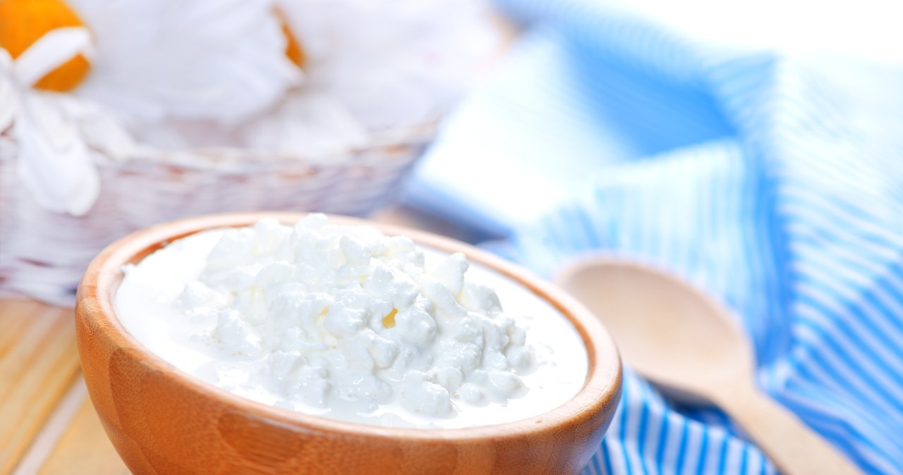 Dodaj łyżeczkę do serka wiejskiego. To połączenie wspomoże jelita i kości