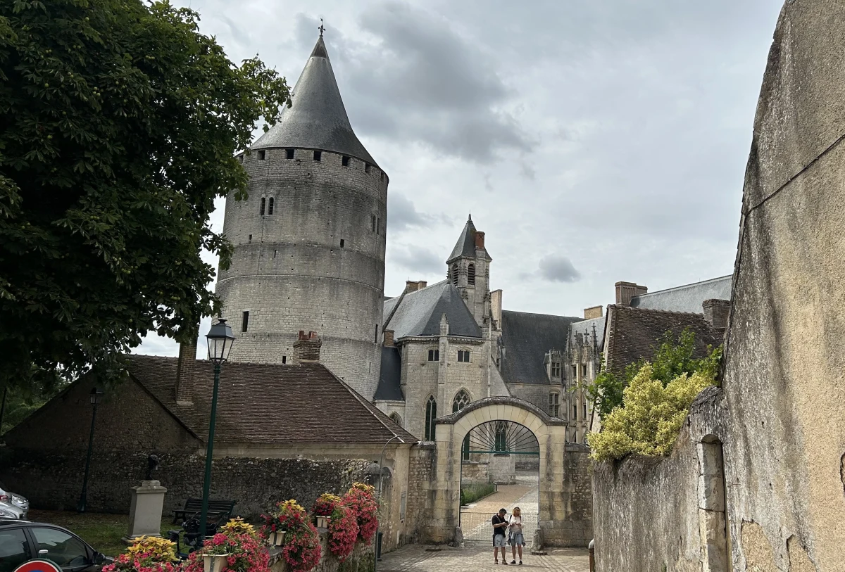 Jednym z najciekawszych - choć mało znanych - zabytków sławnej Doliny Loary we Francji jest zamek w Chateaudun. Należał on do Jana Orleańskiego – głównego towarzysza broni Joanny D’Arc, która uznana została przez Kościół katolicki za świętą.