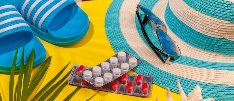 Odliczamy dni do urlopu, cieszymy się z wyjazdu – w perspektywie słońce, plaża i... Nie! Tego nie było w planach! A bywa, że zostają one przerwane przez gorączkę, biegunkę i inne problemy zdrowotne – których nabawiliśmy się w danym miejscu, zapominając o podstawowych środkach ostrożności.