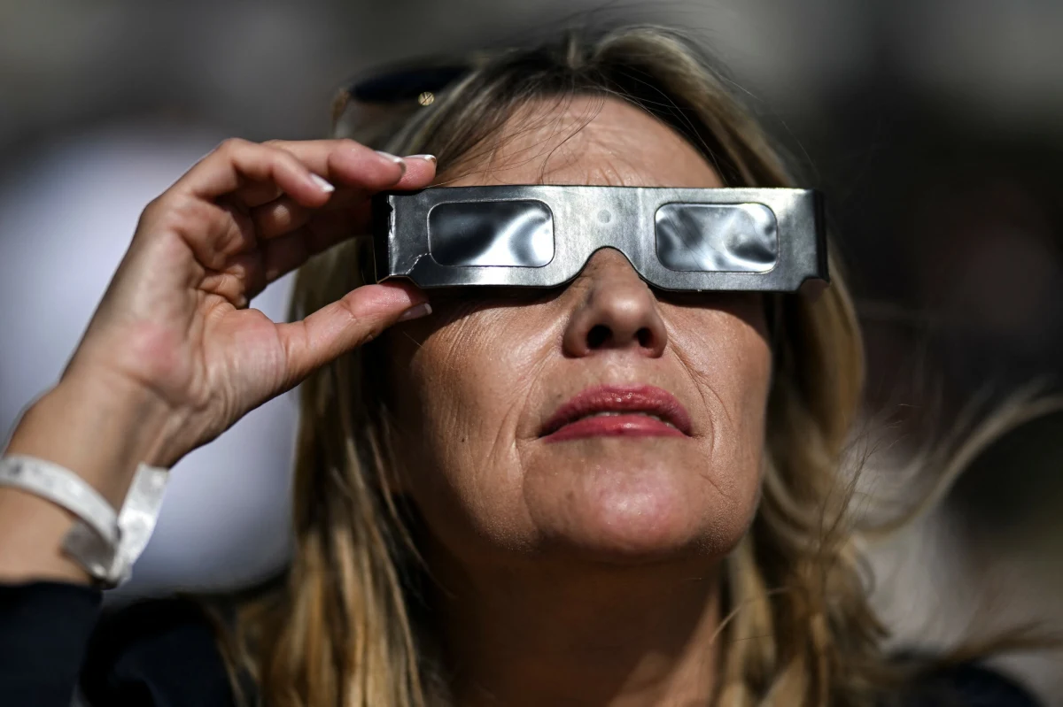 Hiszpanie chcą stworzyć specjalną komisję, która zagwarantuje bezpieczeństwo podczas nadchodzących zaćmień słońca. Odpowiednie kroki w tym kierunku podjął już rząd. Słońce, częściowo lub całkowicie, schowa się w 2026, 2027 i 2028 r.