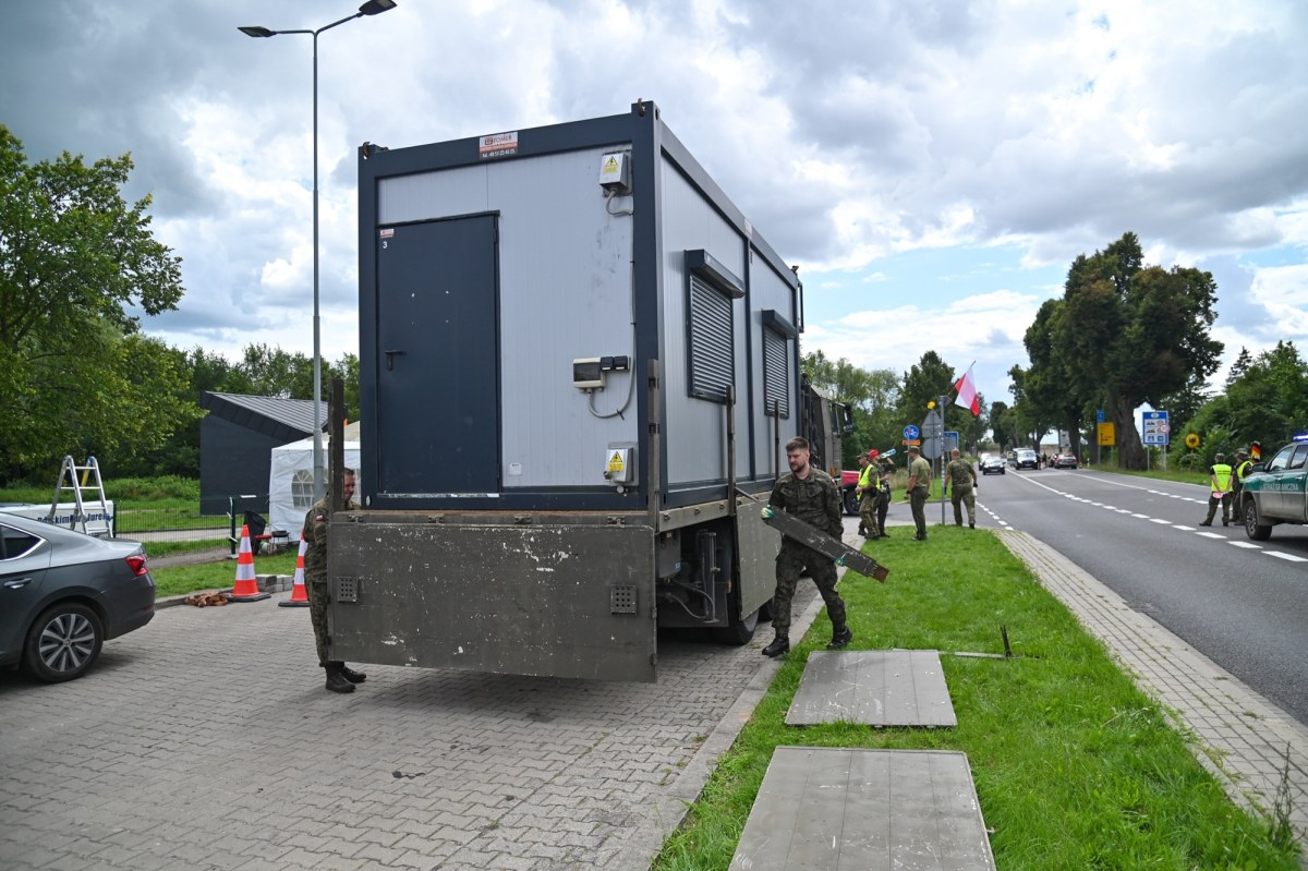 Podmianka na granicy. Kontener pograniczników zastąpi namiot grupy obywateli