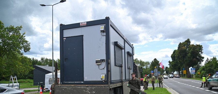 Kontener straży granicznej zastąpi namioty tzw. patroli obywatelskich, ustawione przy polsko-niemieckim przejściu granicznym w Rosówku (woj. zachodniopomorskie). Pierwotnie miało się to stać już we wtorek, ale instalowanie kontenera przełożono na środę.