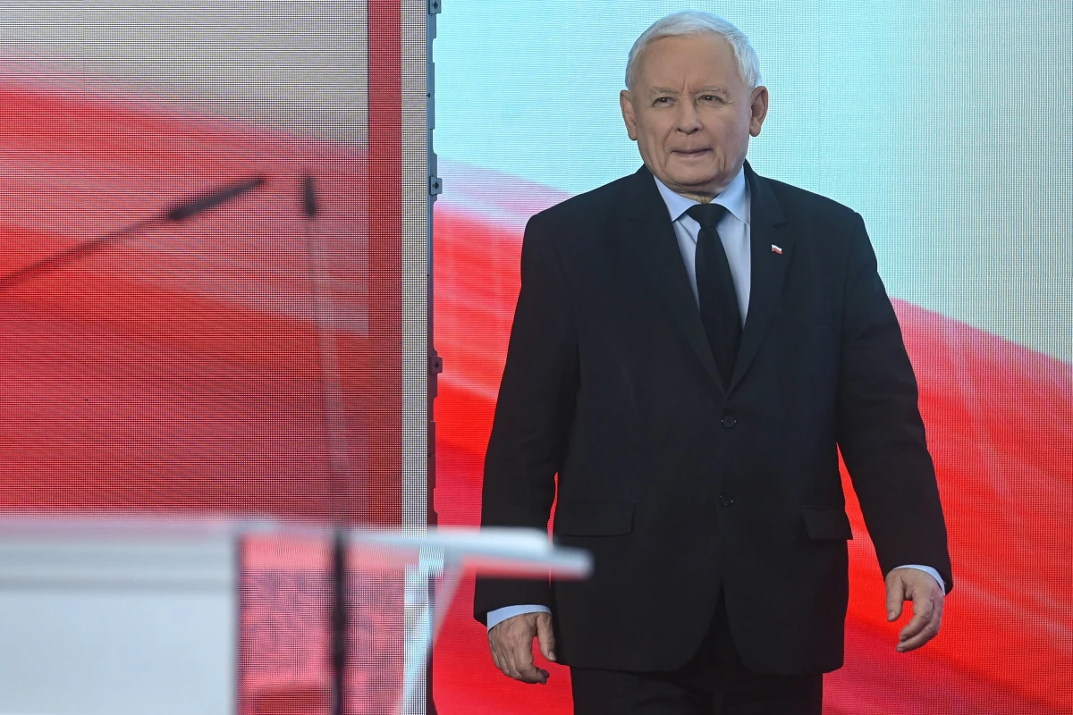 Jarosław Kaczyński zabrał głos w sprawie Szymona Hołowni. "Nie opóźniając zaprzysiężenia Karola Nawrockiego na prezydenta, wypełnił swoje zasadnicze obowiązki, dlatego dalej powinien być marszałkiem Sejmu" – stwierdził prezes PiS. Zaznaczył przy tym, że jego krytyczny stosunek do Hołowni nieco się zmienił, ale to "w dalszym ciągu człowiek tamtej strony".