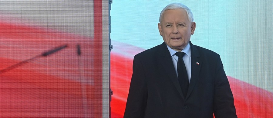 Jarosław Kaczyński zabrał głos w sprawie Szymona Hołowni. "Nie opóźniając zaprzysiężenia Karola Nawrockiego na prezydenta, wypełnił swoje zasadnicze obowiązki, dlatego dalej powinien być marszałkiem Sejmu" – stwierdził prezes PiS. Zaznaczył przy tym, że jego krytyczny stosunek do Hołowni nieco się zmienił, ale to "w dalszym ciągu człowiek tamtej strony".