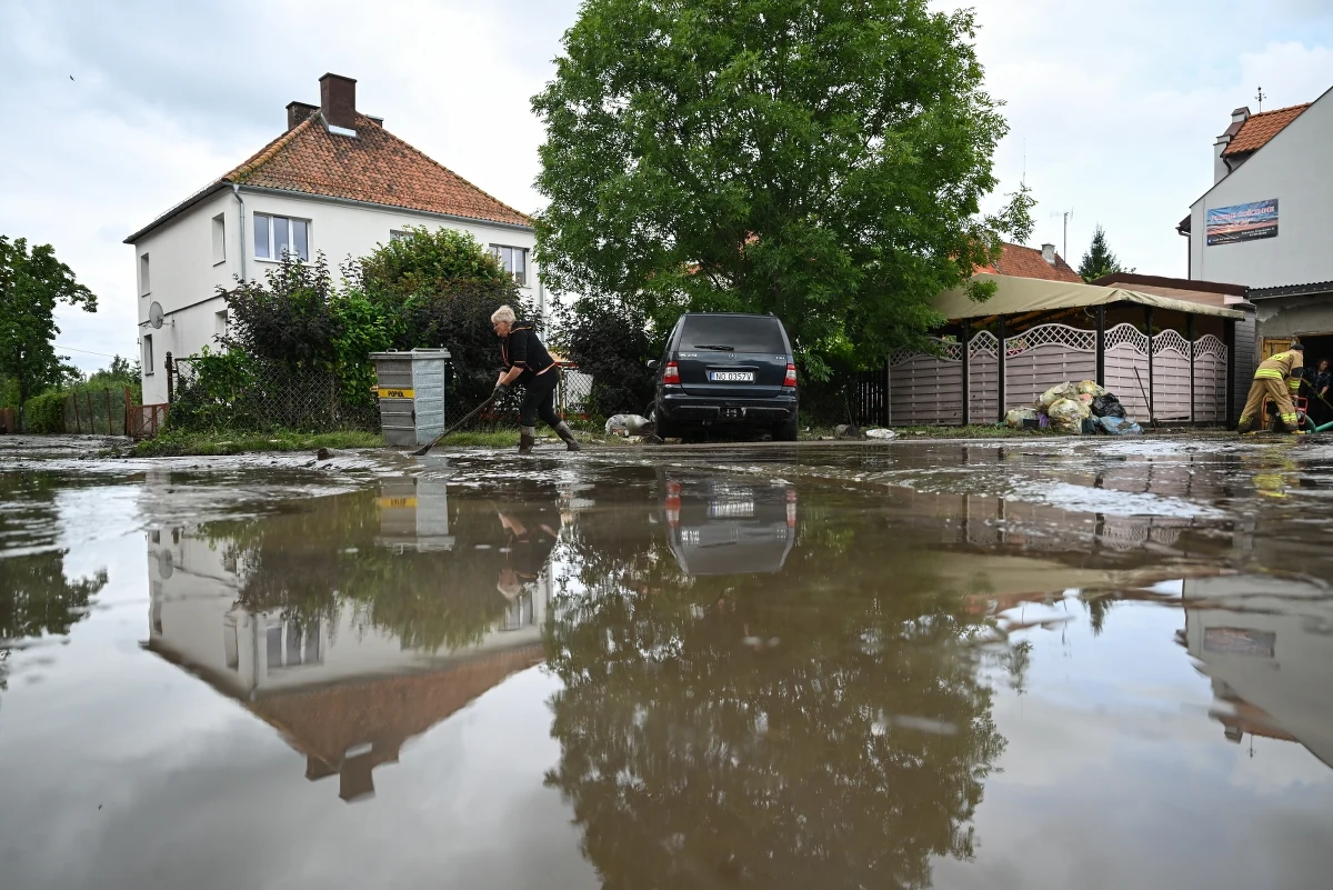 Jaką pogodę przyniosą nam najbliższe dni? Czy po kilku dniach z ulewnymi opadami deszczu wróci do nas typowo letnia aura? Rzeczniczka Instytutu Meteorologii i Gospodarki Wodnej Agnieszka Prasek poinformowała, że sytuacja pogodowa w naszym kraju powoli się stabilizuje. 