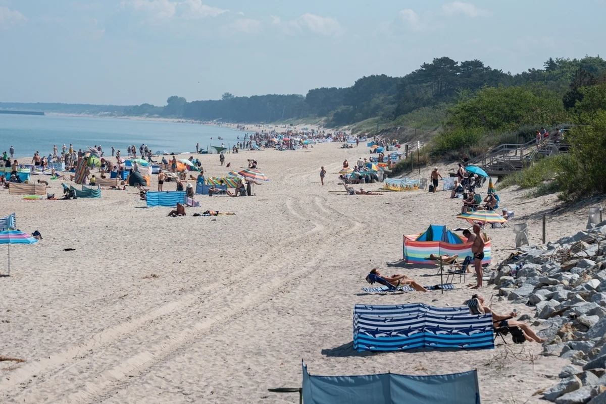 Akcja ratunkowa w Mielnie (woj. zachodniopomorskie). Po godz. 20 strażacy dostali informację o trzech tonących mężczyznach. Życia jednego z nich nie udało się uratować. 