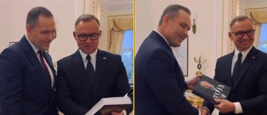 Prezydent Andrzej Duda opublikował na swoich kontach w mediach społecznościowych filmik pokazujący jak wręcza pierwszy egzemplarz swojej książki prezydentowi elektowi Karolowi Nawrockiemu. Na nagraniu widać, że politycy są w świetnym nastroju. "Jak to przeczytasz, to będziesz mnie lepiej znał" - tłumaczył Duda swojemu następcy.