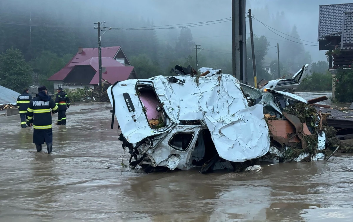 Katastrofalne powodzie błyskawiczne nawiedziły w ostatnich dniach północno-wschodnią Rumunię, zabijając co najmniej trzy osoby. Zdjęcia z najbardziej dotkniętych kataklizmem okręgów są przerażające.