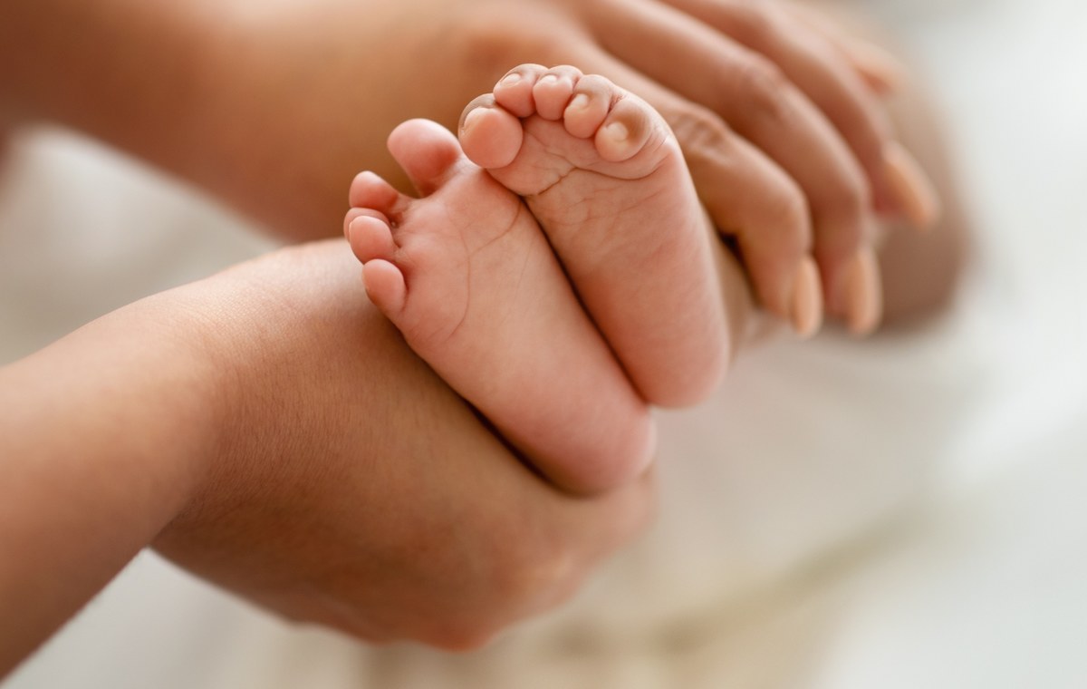 10-miesięczne niemowlę z obrażeniami w szpitalu