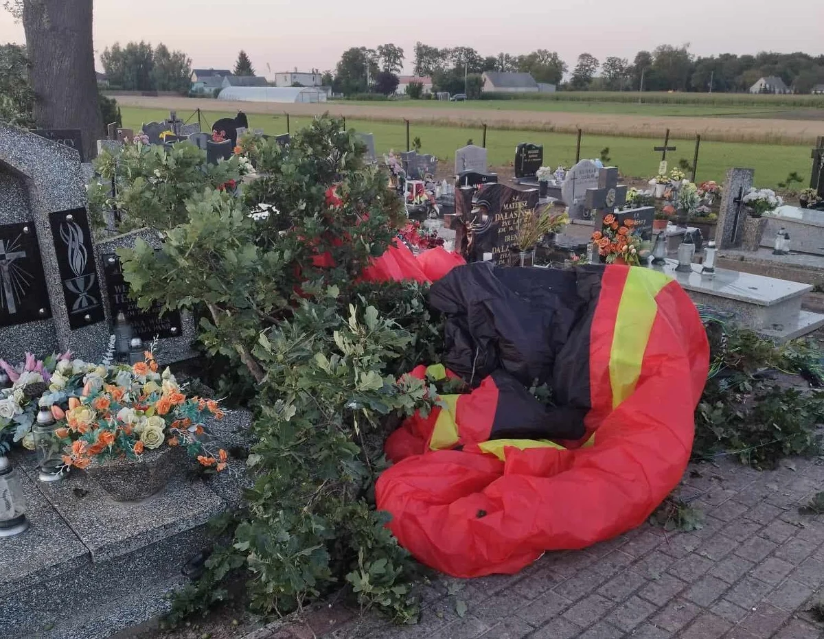 64-letni motoparalotniarz, startując z otwartego terenu, zahaczył o drzewa i spadł na teren cmentarza. Został zabrany do szpitala, jednak jego życia nie udało się uratować. Do tragedii doszło w Sędzinie niedaleko Aleksandrowa Kujawskiego w województwie kujawsko-pomorskim.