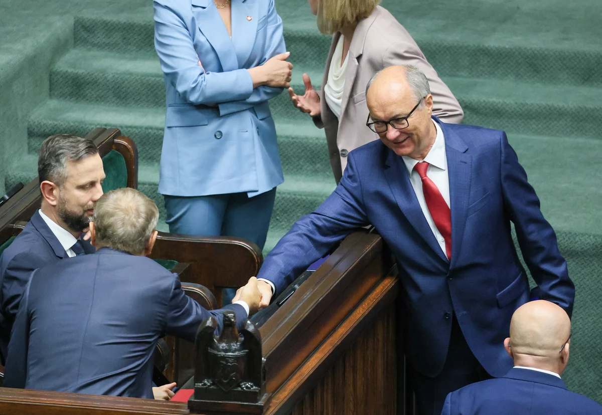 Liderzy koalicji walczą o utrzymanie swoich dotychczasowych wiceszefów resortów - dowiedział się nieoficjalnie dziennikarz RMF FM Kacper Wróblewski. Według zapowiedzi redukcja miała objąć około 20 procent wiceministrów.