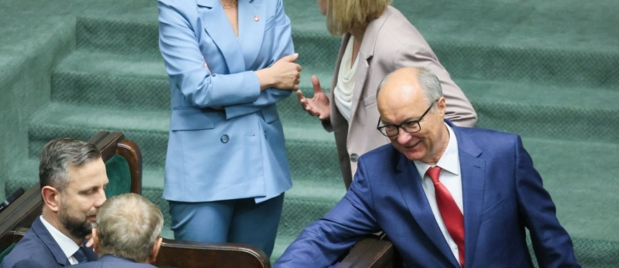 Liderzy koalicji walczą o utrzymanie swoich dotychczasowych wiceszefów resortów - dowiedział się nieoficjalnie dziennikarz RMF FM Kacper Wróblewski. Według zapowiedzi redukcja miała objąć około 20 procent wiceministrów.
