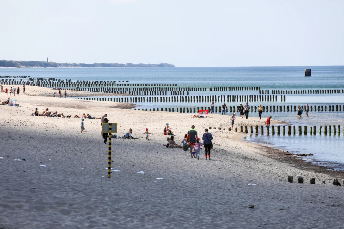 Morze wyrzuciło we wtorek wieczorem ciało chłopca, który w poniedziałek utonął w Dziwnówku w województwie zachodniopomorskim. Służby zaalarmowali plażowicze, którzy spacerowali po plaży w Niechorzu. Policja potwierdziła, że to zaginiony nastolatek.