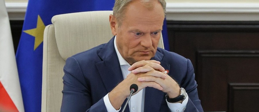 Po tygodniu od ogłoszenia długo omawianej rekonstrukcji podawany przez rządową stronę w sieci skład gabinetu nie odpowiada liczbie ministerstw, a na liście resortów brakuje tych powołanych w wyniku rekonstrukcji, są za to ministerstwa połączone z innymi i jedno już nieistniejące.