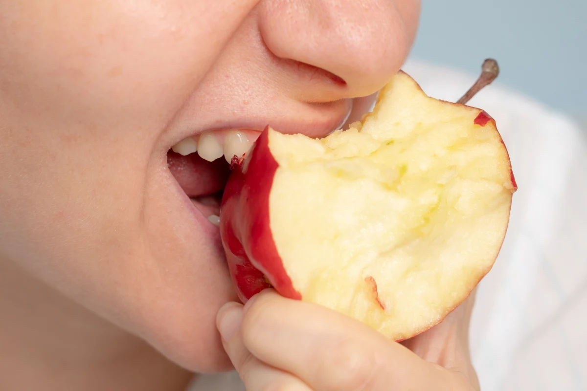 Jabłko to nie tylko popularny owoc, ale prawdziwa skarbnica witamin i składników odżywczych. Czy codzienne sięganie po jabłko może naprawdę wpłynąć na nasze zdrowie? Sprawdzamy, co dzieje się w organizmie, gdy każdego dnia zjadasz jedno jabłko.