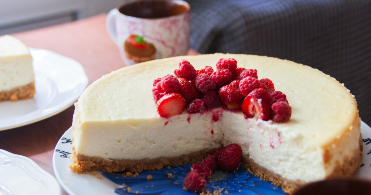 Sekret udanego sernika królewskiego. Błąd sprawia, iż spód robi się twardy