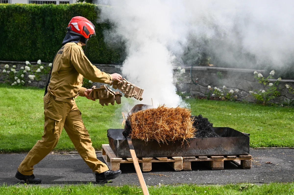 Zagrożenie radiacyjne dla Polski - taki scenariusz zakładają ćwiczenia straży pożarnej, wojska, policji i służb medycznych, które dziś odbywają się w Zamościu. Służby pracują nad koordynacją działań w razie hipotetycznej awarii elektrowni w Ukrainie i podwyższonego poziomu promieniowania w Polsce. 