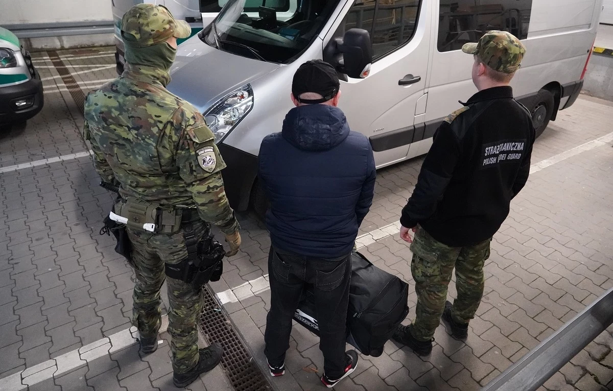 Polska będzie domagała się wprowadzenia wiz dla podróżnych z tych krajów, których obywatele stanowią dla nas największe zagrożenie - ujawnił w rozmowie z RMF FM wiceminister spraw wewnętrznych i administracji Czesław Mroczek. Ustaliliśmy, o jakich krajach mowa.