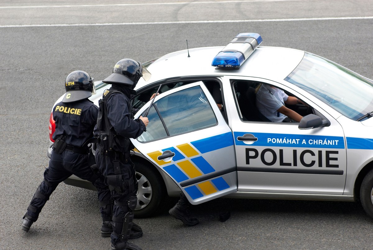 Policjant zastrzelił nożownika. Kilka osób rannych