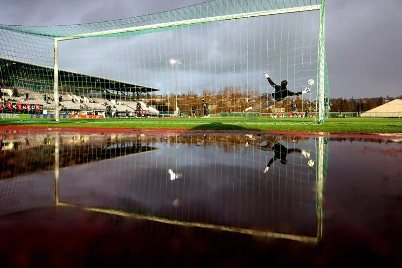 Lech na Islandii, Strejlau ruszył z pomocą. Wichura, deszcz i stopień na plusie