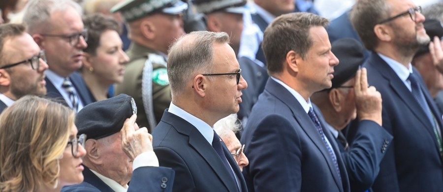 W Warszawie rozpoczęły się obchody 81. rocznicy wybuchu Powstania Warszawskiego. "Po agresji Rosji na Ukrainę nikt nie ma wątpliwości, że warto poświęcić wszelkie środki, by polska armia była silna. Niech pamięć o Powstaniu Warszawskim i o jego bohaterach trwa nieprzerwanie" - powiedział podczas spotkania z powstańcami prezydent Rzeczypospolitej Polskiej Andrzej Duda. W uroczystościach bierze także udział prezydent Warszawy Rafał Trzaskowski. "Niezwykła historia Warszawy i Polski pokazała, że umiemy się podnosić jak Feniks z popiołów" - powiedział rozmawiając z żyjącym uczestnikami bohaterskiego zrywu stolicy z sierpnia 1944 roku. 
