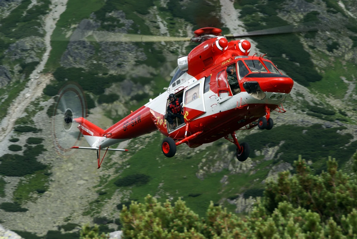 71-letni mężczyzna stracił przytomność podczas wspinaczki na Giewont. Dzięki szybkiej akcji ratowników i turystów został uratowany i z podejrzeniem zawału trafił śmigłowcem do szpitala w Zakopanem.