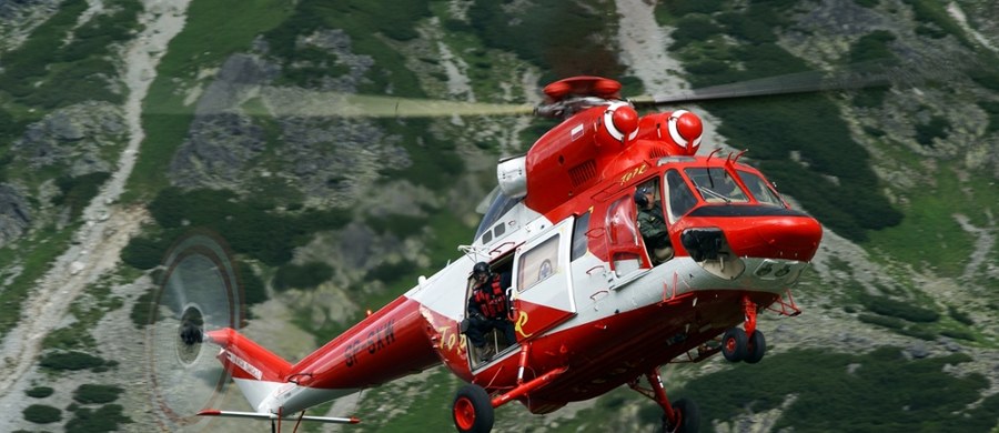71-letni mężczyzna stracił przytomność podczas wspinaczki na Giewont. Dzięki szybkiej akcji ratowników i turystów został uratowany i z podejrzeniem zawału trafił śmigłowcem do szpitala w Zakopanem.