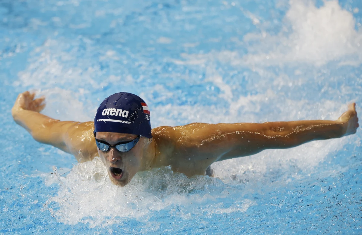 Krzysztof Chmielewski czasem 1.52,64 pobił rekord Polski i zdobył srebrny medal na 200 metrów stylem motylkowym w pływackich mistrzostwach świata w Singapurze. Złoto wywalczył Amerykanin Luca Urlando, a brąz Australijczyk Harrison Turner.