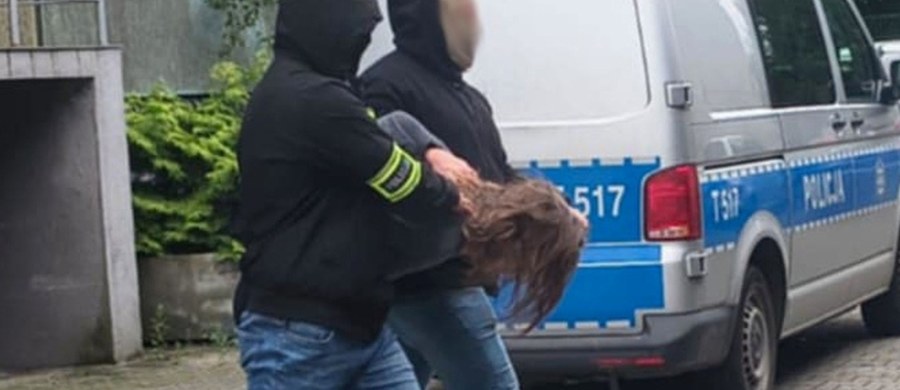 Zarzuty podwójnego zabójstwa usłyszał 28-latek, który w nocy z niedzieli na poniedziałek miał zamordować swoich rodziców w domu w Janikach Wielkich niedaleko Iławy (woj. warmińsko-mazurskie). Mężczyzna został zatrzymany kilkadziesiąt kilometrów od granicy z Niemcami. W samochodzie miał zakrwawione ubrania i nóż.