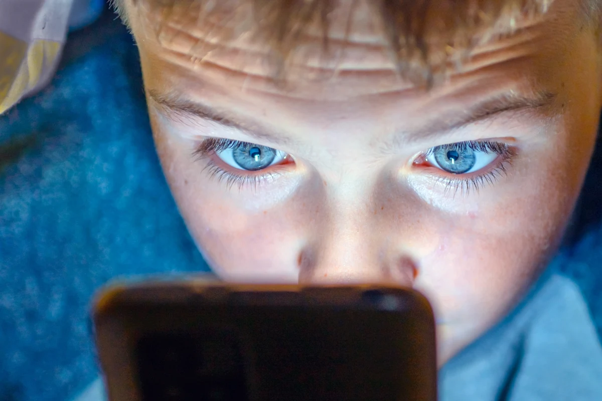 ​YouTube wprowadza algorytm, którego zadaniem będzie weryfikacja wieku użytkowników na podstawie oglądanych przez nich treści. Celem jest ograniczenie dostępu do filmów nieodpowiednich dla dzieci, niezależnie od wieku podanego przy zakładaniu profilu.