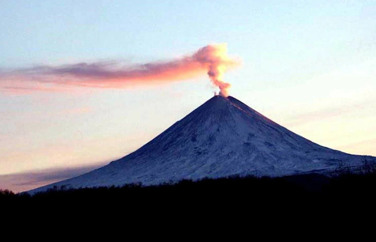 Erupcja wulkanu Kluczewska Sopka na Kamczatce w Rosji - podają tamtejsze media. Jak poinformowano, jest to związane z potężnym trzęsieniem ziemi na Pacyfiku.