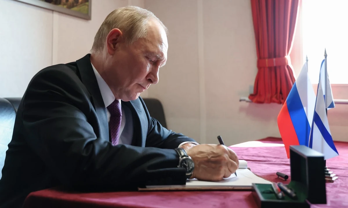 "Sądząc po retoryce Trumpa, traci on cierpliwość i chciałby przyspieszyć zmiany, ale żadnych zmian nie widać na horyzoncie" – powiedział w internetowym Radiu RMF24 amerykanista prof. Tomasz Płudowski. Naukowiec z Akademii Ekonomiczno-Humanistycznej w Warszawie ocenił tymi słowami ostatnią zmianę nastawienia amerykańskiego prezydenta wobec Moskwy. Donald Trump powiedział dziennikarzom na pokładzie Air Force One, że skraca postawione Rosji ultimatum na zawarcie pokoju z Ukrainą z 50 do 10 dni. "(Putin) nie dostosował się wcześniej, więc najprawdopodobniej nie dostosuje się teraz" – uważa prof. Płudowski.