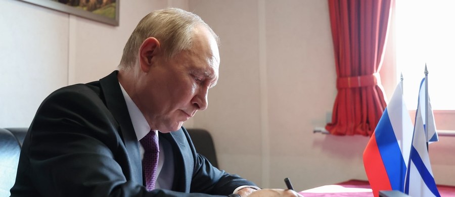 "Sądząc po retoryce Trumpa, traci on cierpliwość i chciałby przyspieszyć zmiany, ale żadnych zmian nie widać na horyzoncie" – powiedział w internetowym Radiu RMF24 amerykanista prof. Tomasz Płudowski. Naukowiec z Akademii Ekonomiczno-Humanistycznej w Warszawie ocenił tymi słowami ostatnią zmianę nastawienia amerykańskiego prezydenta wobec Moskwy. Donald Trump powiedział dziennikarzom na pokładzie Air Force One, że skraca postawione Rosji ultimatum na zawarcie pokoju z Ukrainą z 50 do 10 dni. "(Putin) nie dostosował się wcześniej, więc najprawdopodobniej nie dostosuje się teraz" – uważa prof. Płudowski.
