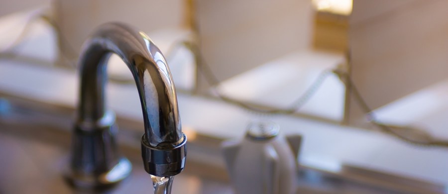 Alarm sanitarny w powiecie nidzickim w województwie warmińsko-mazurskim. Woda z wodociągu sieciowego w Nidzicy nie nadaje się do spożycia - zdecydowała Powiatowa Stacja Sanitarno-Epidemiologiczna w Nidzicy. "Nie wolno jej pić, używać do gotowania, ani przygotowywać posiłków" - ostrzegł mieszkańców burmistrz Jacek Kosmala. 