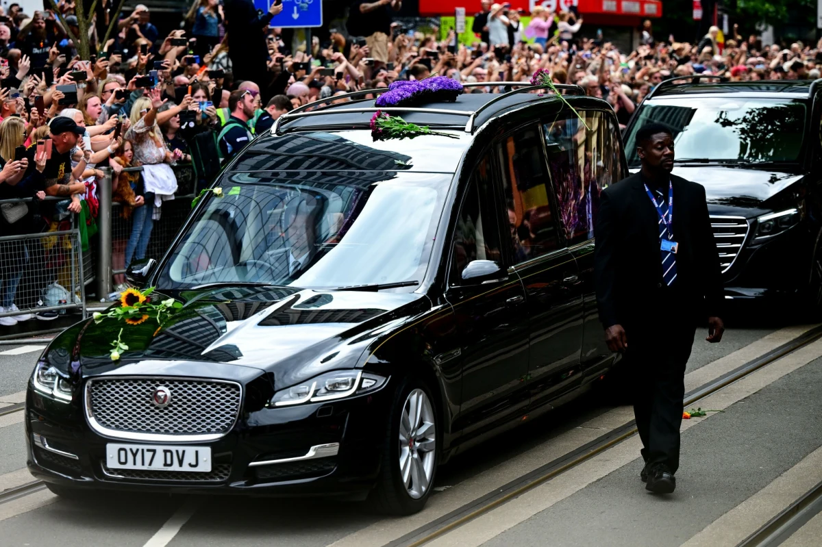 Birmingham, miasto, które dało światu jeden z najważniejszych głosów w historii muzyki, pożegnało w środę Ozzy’ego Osbourne’a. Tysiące fanów zebrało się na ulicach, by oddać hołd legendarnemu wokaliście Black Sabbath, znanemu jako Książę Ciemności. Muzyk zmarł 22 lipca w wieku 76 lat.