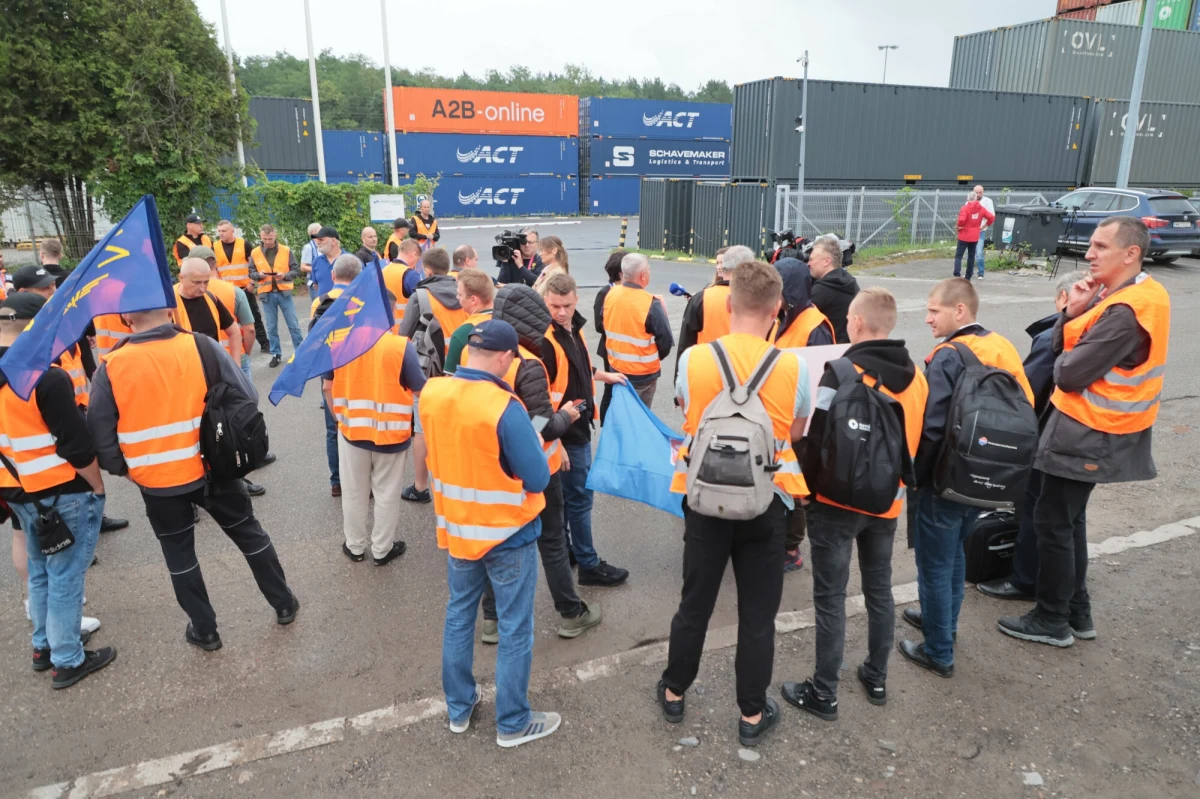 Wiceminister infrastruktury odpowiedzialny za kolej Piotr Malepszak zadeklarował, że w ciągu maksymalnie trzech najbliższych lat zdecydowanie większa część towarów będzie przewożona koleją. "PKP Cargo może ustabilizować taki poziom 30-35 procent na rynku przewozów towarowych w Polsce. Teraz jest w okolicach 26-27 proc. I to jest perspektywa następnych 2-3 lat" - powiedział Malepszak. Od poniedziałku trwają strajki kolejarzy, którzy w ten sposób reagują na politykę państwa, która - ich zdaniem - zmierza do wygaszania transportu kolejowego. Na czwartek i piątek zapowiedzieli kolejne blokady. 