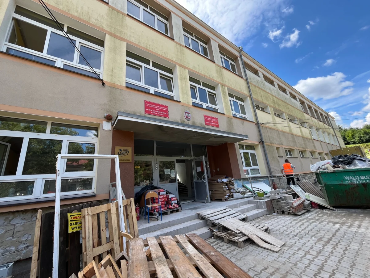 Wakacje na półmetku, a w szkołach, które ucierpiały podczas zeszłorocznej powodzi, trwa wyścig z czasem. Placówki chcą zdążyć z remontami przed pierwszym dzwonkiem. Prace odbywają się w ponad 150 szkołach i przedszkolach. 