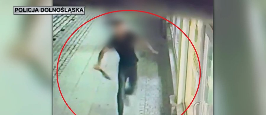 Dwaj młodzi mężczyźni odpowiedzą za brutalny atak na właściciela baru z kebabem w centrum Głogowa (woj. dolnośląskie). "Gazeta Wyborcza" informuje, że lokal prowadzi mężczyzna z Bangladeszu, który żyje w Polsce od niemal 9 lat. 