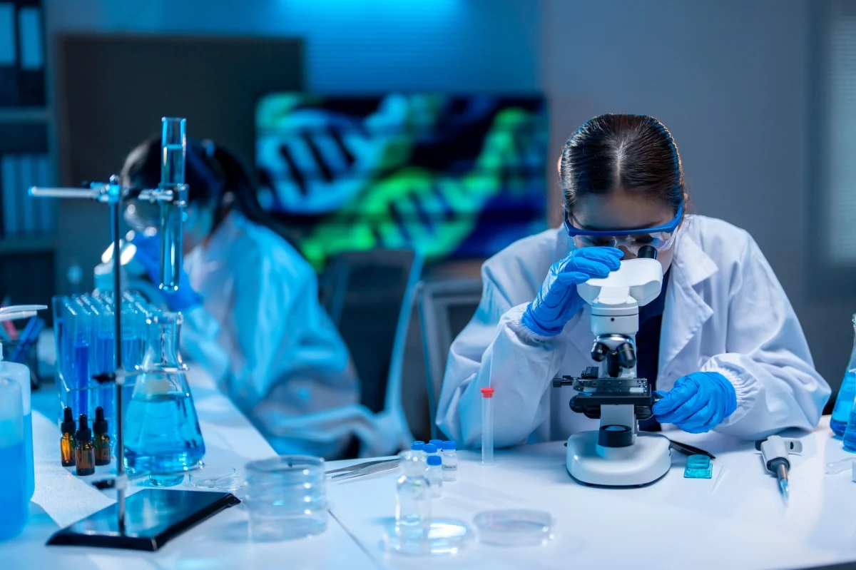 ​Naukowcy z Korea Research Institute of Bioscience and Biotechnology opracowali pierwszą na świecie precyzyjną terapię, opartą na technologii RNA, która pozwala usunąć z organizmu białko odpowiedzialne za rozwój progerii. Schorzenie dotąd było uważane za nieuleczalne. Średni czas życia osób z tą chorobą wynosi zaledwie 14,5 roku. Zdaniem badaczy podobną metodę będzie można wykorzystywać także w leczeniu wielu innych chorób. 