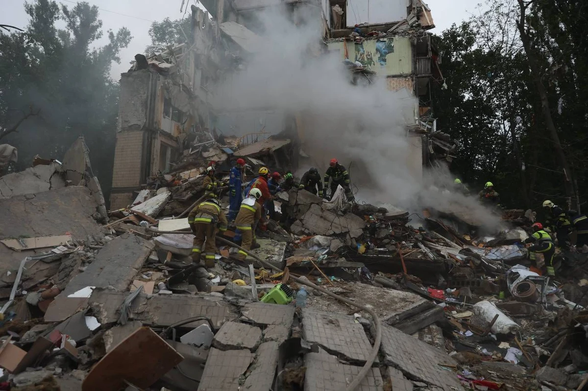 Do zmasowanego ataku rosyjskich dronów uderzeniowych na Kijów doszło w środę wieczorem. Na miasto leciało ponad 300 dronów. Słychać było wybuchy i dźwięki broni maszynowej do zestrzeliwania bezzałogowców. Całkowicie zniszczone zostały dwa bloki mieszkalne. Fala uderzeniowa wybiła też szyby na oddziale dziecięcym jednego ze stołecznych szpitali. W czwartek późnym wieczorem prezydent Zełenski poinformował, że co najmniej 16 osób zginęło, w tym dwoje dzieci, a ponad 150 osób zostało rannych - w tym 16 dzieci.