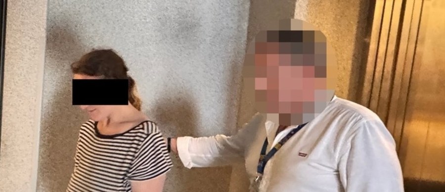 Policjanci z warszawskiego Śródmieścia zatrzymali 20-letnią kobietę, która przez kilka miesięcy ponad 60 razy zaalarmowała służby o pożarach i innych poważnych sytuacjach. Po przyjeździe mundurowych na miejsce z "bezpiecznej odległości" obserwowała ich działanie. Wszystkie te zgłoszenia dotyczyły fikcyjnych sytuacji. Młodej mieszkance stolicy przedstawiono zarzuty wywołania fałszywego alarmu. Grozi jej do 8 lat pozbawienia wolności.