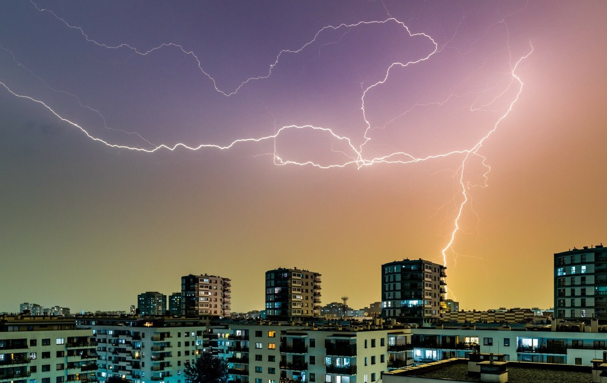 Burze, możliwe podtopienia. Alert dla mieszkańców 10 województw