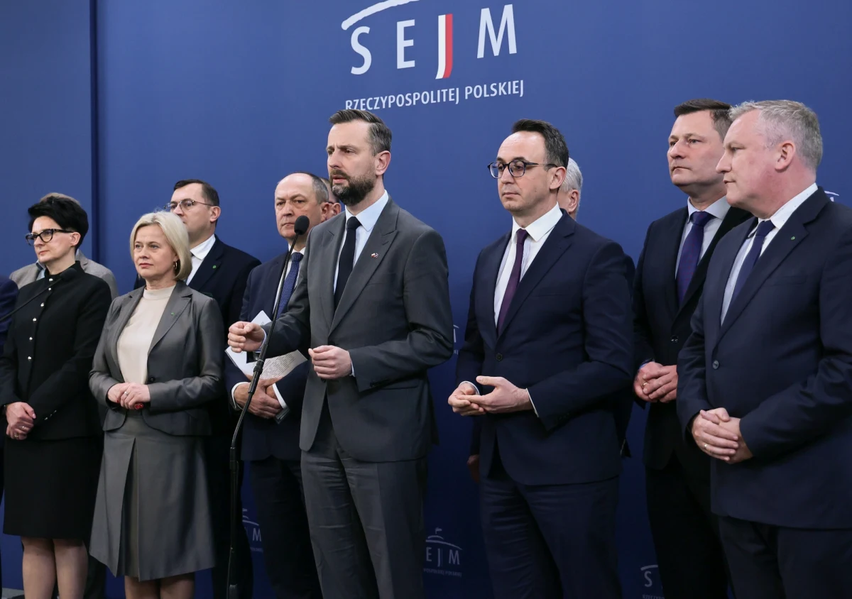 Do 7 sierpnia trwają konsultacje społeczne dotyczące projektu znoszącego dwukadencyjność wojtów, burmistrzów i prezydentów miast. W myśl przepisów samorządowcy mogliby pozostawać na stanowiskach tak długo, jak będą wybierani na urzędy przez wyborców. „Gdy wyjdzie z tej fazy konsultacyjnej, będziemy rozmawiać o nim z koalicjantami” - mówi wnioskodawca projektu poseł Michał Pyrzyk (PSL).