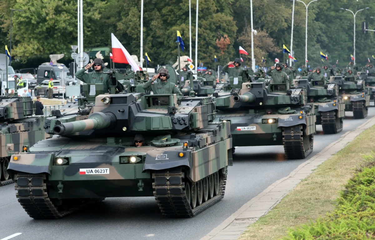 Umowa na 180 sztuk koreańskich czołgów K2 zostanie zawarta w piątek. "Jej realizacja oznacza, że w 2030 roku będziemy posiadać ponad tysiąc czołgów; więcej niż teraz Niemcy, Francja, Włochy i Wielka Brytania razem wzięte" - pisze czwartkowa "Rzeczpospolita", określając, że będziemy "pancerną potęgą Europy".