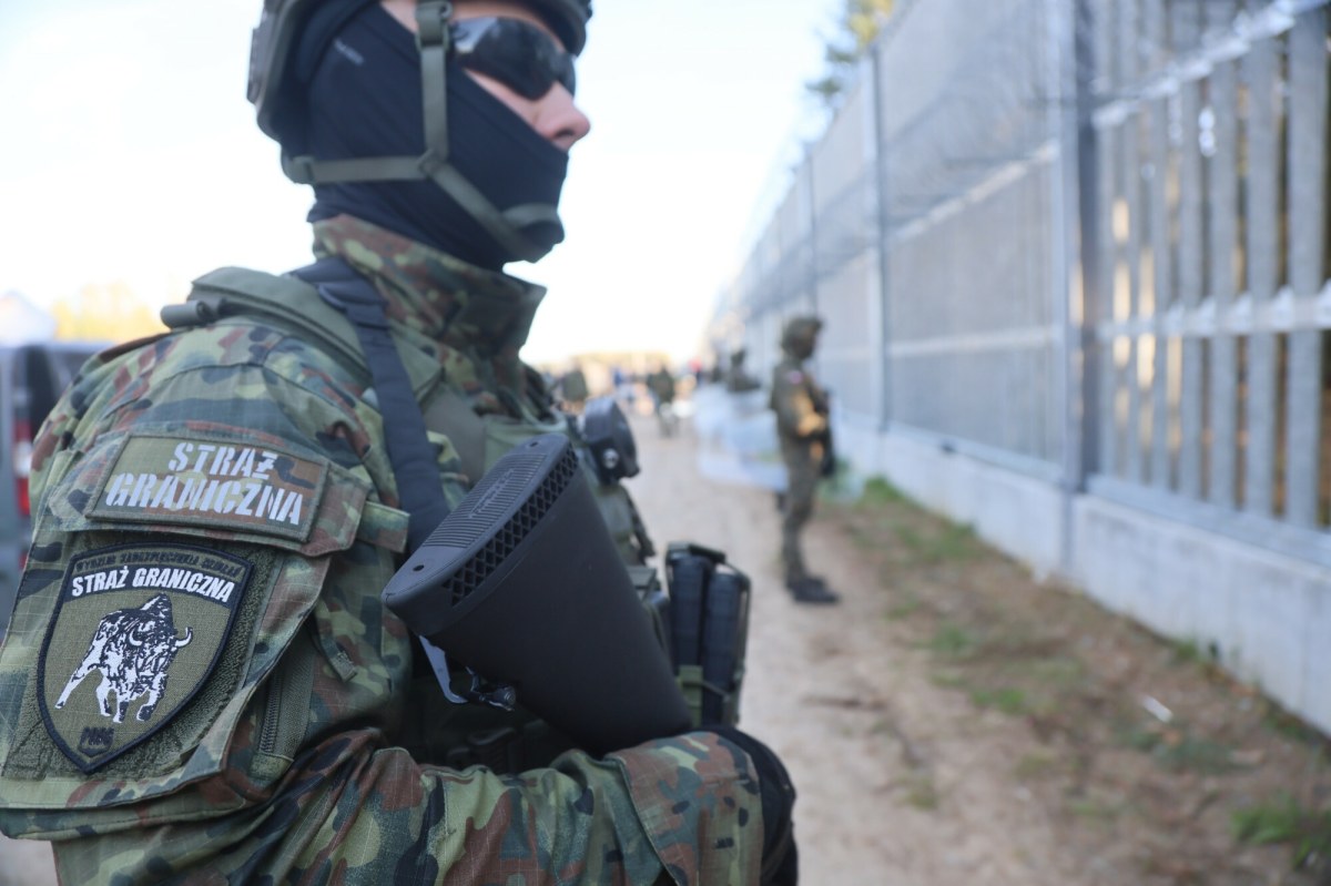 Agresja na granicy z Białorusią eskaluje. Konieczne użycie broni gładkolufowej