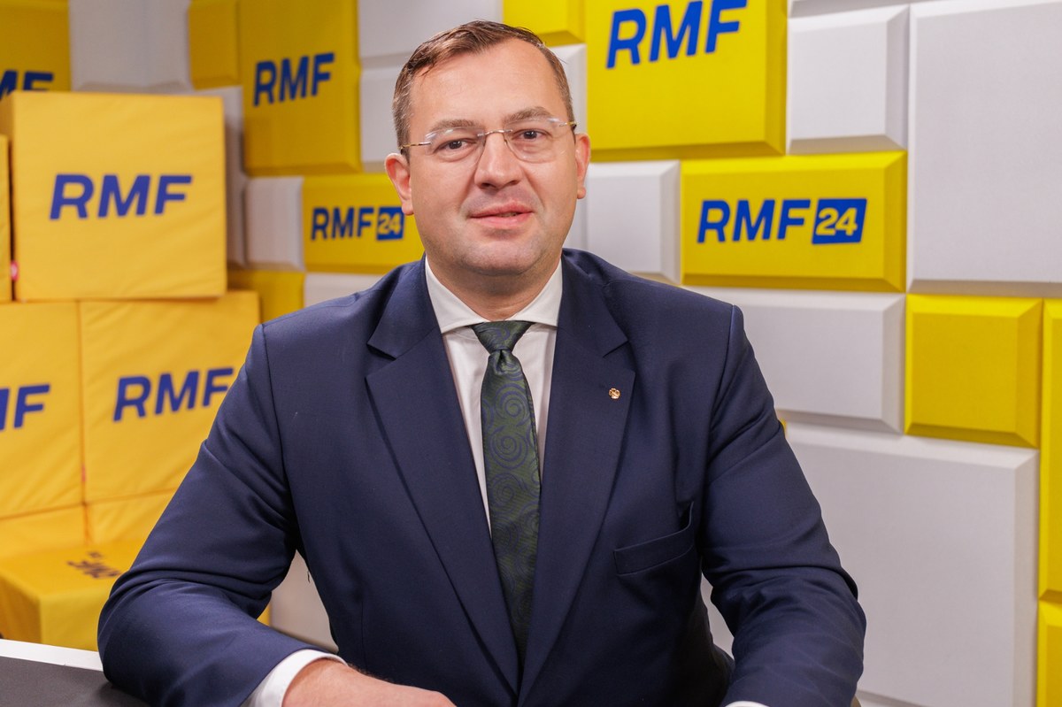 „Będziemy działać wyprzedzająco, tak jak w przypadku pryszczycy, której nie wpuściliśmy do Polski. Tak samo z szarańczą. Będę rozmawiał z departamentem, żeby mieć przygotowane środki i zgody na użycie, jeśli ten temat pojawiłby się w Polsce” – mówił w Porannej rozmowie w RMF FM Stefan Krajewski, minister rolnictwa, pytany o to, czy szarańcza, która zjada pola uprawne w Ukrainie, jest zagrożeniem dla Polski.