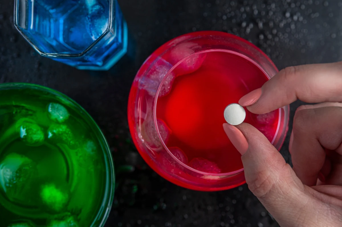 Międzynarodowy zespół chemików z Portugalii i Hiszpanii opracował innowacyjne rozwiązanie, które może znacząco zwiększyć bezpieczeństwo osób bawiących się w klubach, barach i na festiwalach. Nowatorska bransoleta wyposażona w specjalny czujnik pozwala w szybki i prosty sposób wykryć obecność niebezpiecznych substancji w napojach.