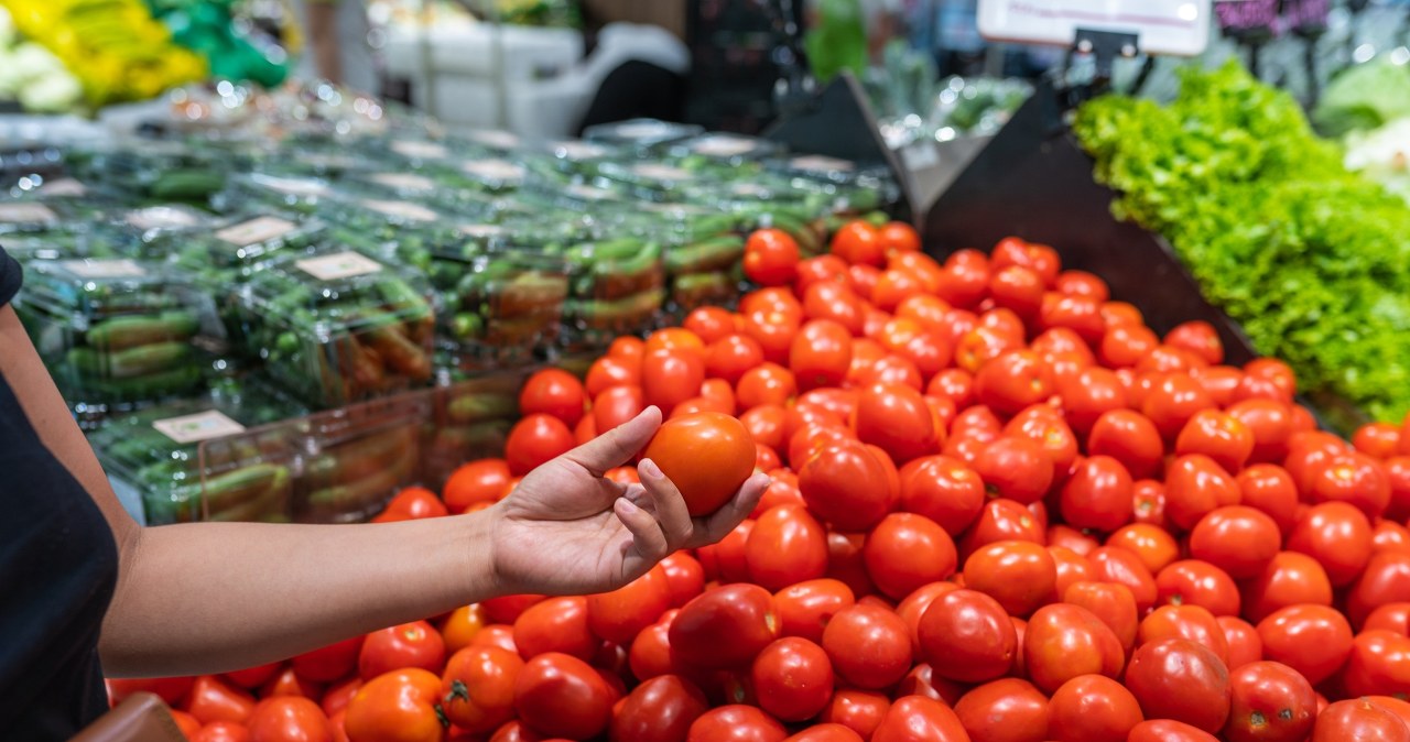 Ceny pomidorów rosną, zamiast maleć. Warzywa z gruntu mają jeden problem