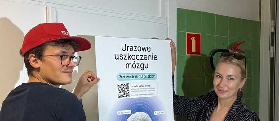 Życie potrafi w jednej chwili rozsypać się na kawałki, a rozpacz i strach – potęgują poczucie bezradności. Bardzo potrzebny jest wtedy ktoś, kto poda rękę i przeprowadzi przez ten najtrudniejszy etap. Taką „pomocną dłonią” ma być przewodnik dla osób po urazach mózgu i ich bliskich. To zbiór praktycznych rad – bo zebranych na podstawie doświadczeń Mateusza i jego rodziny.